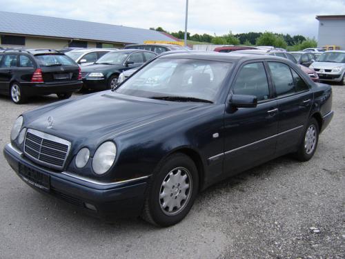 Vindem Biele motor Mercedes E 230 1999