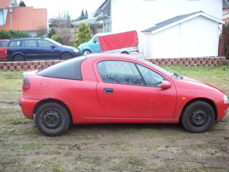 Vindem Incuietoare capota Opel Tigra 1998